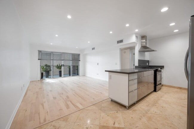 Photo - 1148 N Clark St