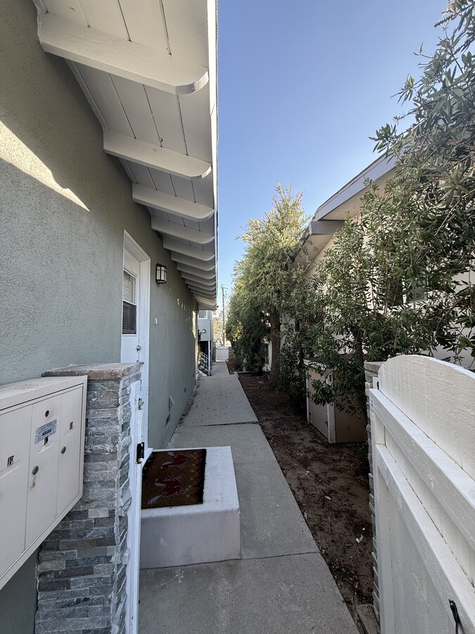 Building - 4104 Emerald St Unit D