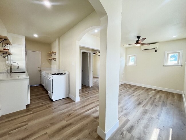 Just Listed! 1B/1B Newly Remodeled Unit - Just Listed! 1B/1B Newly Remodeled Apartment Unit Unit 216