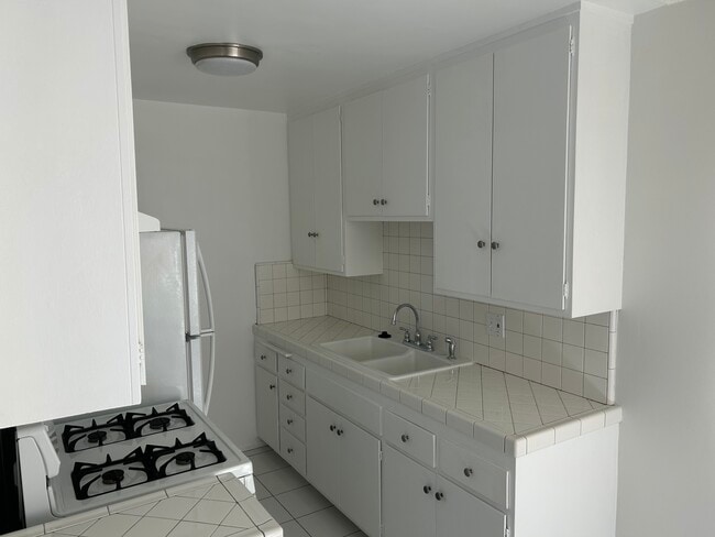 kitchen - 320 Welcome St Unit 2