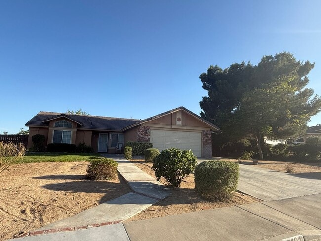 Building Photo - Hesperia Home, 3 Bedroom's, 2 Bathrooms, New paint, New Carpet,