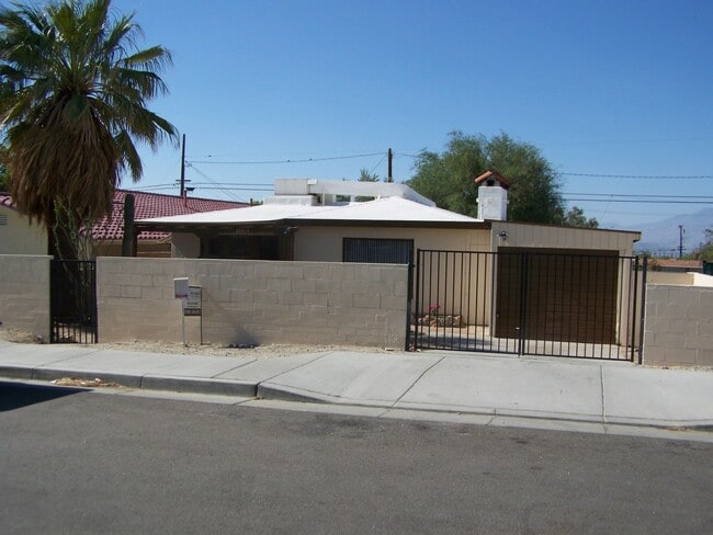 2 Bed +1 Bath SINGLE FAMILY HOME + HUGE ba... - 2 Bed +1 Bath SINGLE FAMILY HOME + HUGE ba...