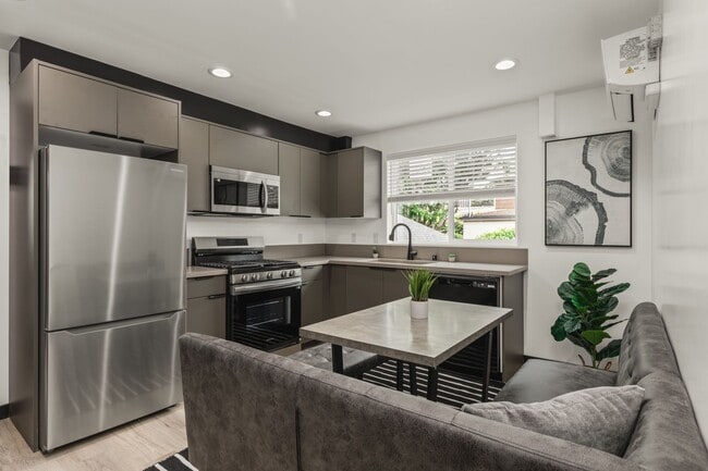 Building Photo - 10773 Ashton Ave Unit Entire Apartment