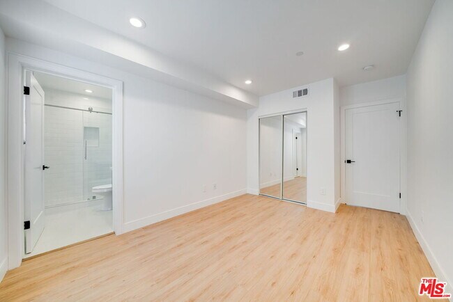 Photo - 4866 1/2 Pickford St