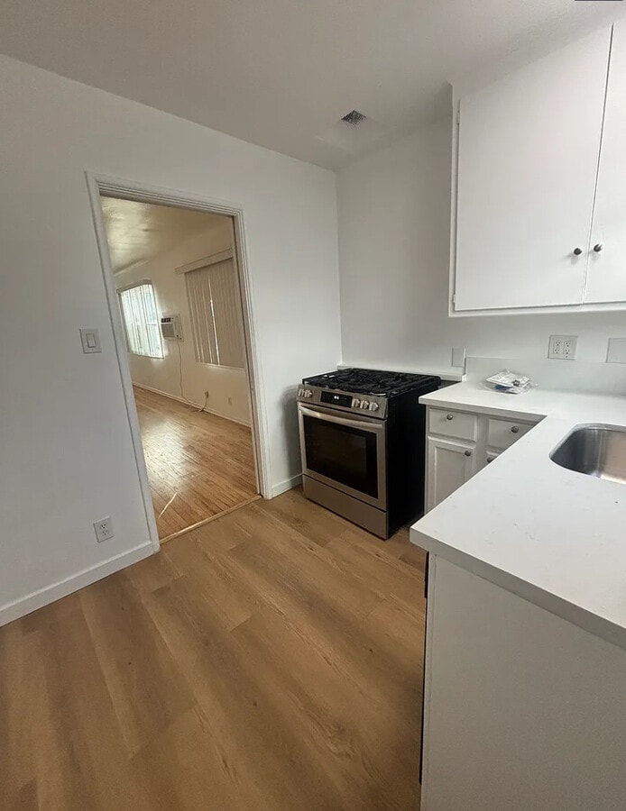 Photo - 13207-13213 Oxnard St