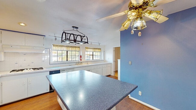 Photo - 208 W Broadbent Dr