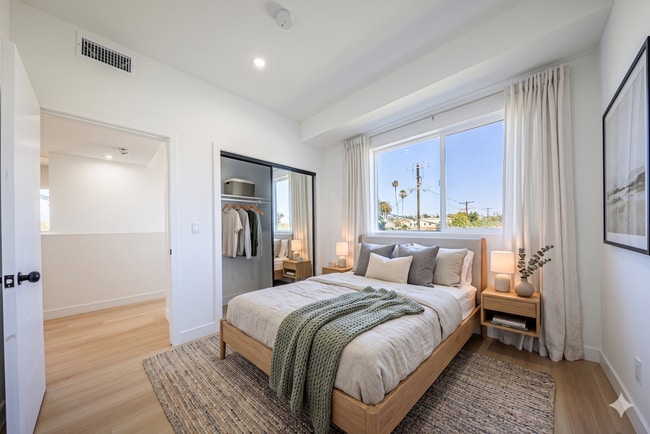 Photo - 2847 S Victoria Ave Unit 2849 1/2