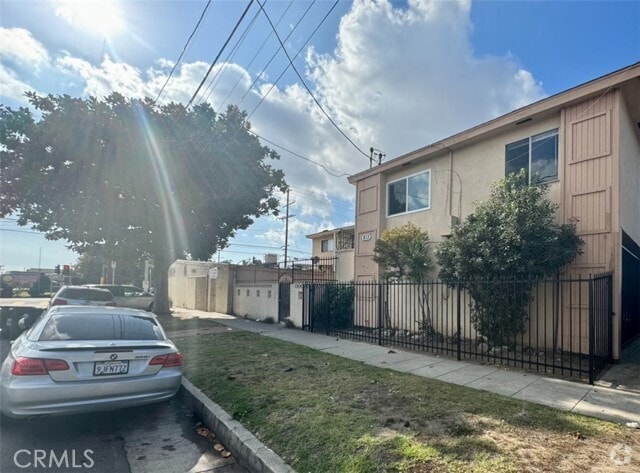Building Photo - 703 W Anaheim St Rental