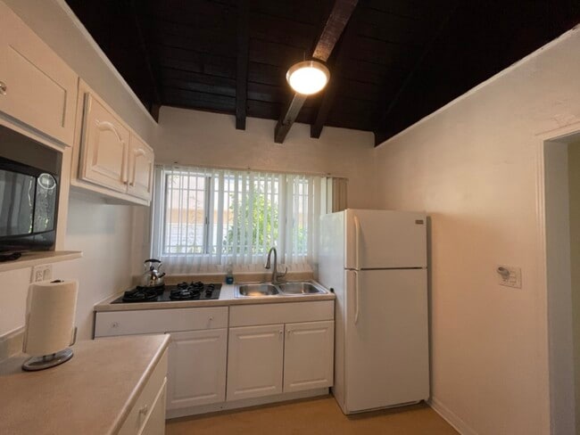 Building Photo - 840 Centinela Ave Unit 1