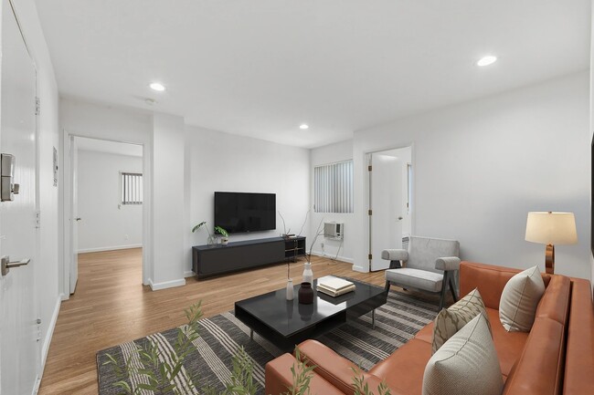 Building Photo - 925 W 30th St Unit 13