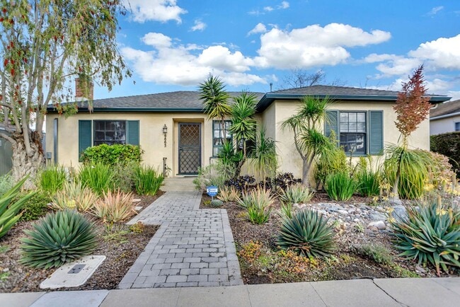 Building Photo - Charming Talmadge/Kensington detached home with Canyon views!