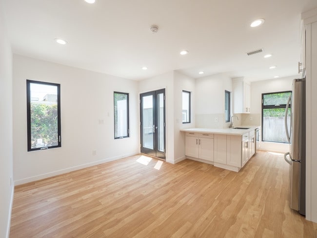 Building Photo - 10618 Ayres Ave Unit Duplx