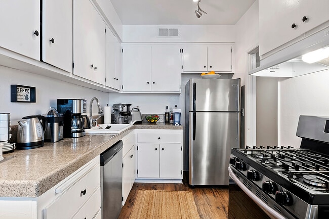 Building Photo - Kings Villa