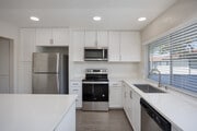 2BR, 2BA - 997SF - Kitchen - Stone Arbor Apartments