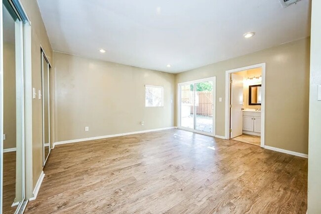 Photo - 3505 Division St