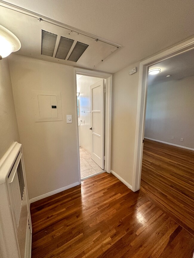 Photo - Dickens Court Apartments