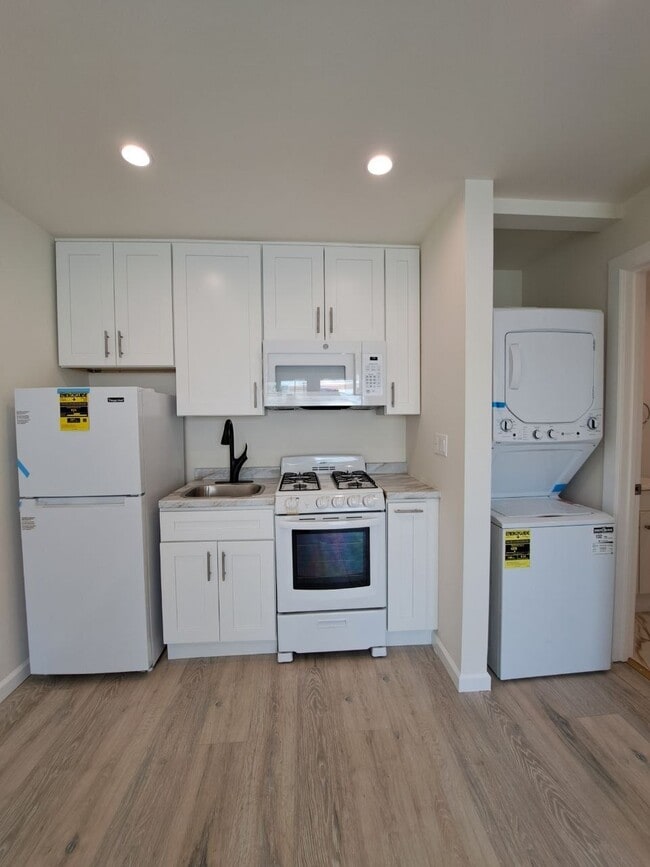 Photo - 19841 Kittridge St