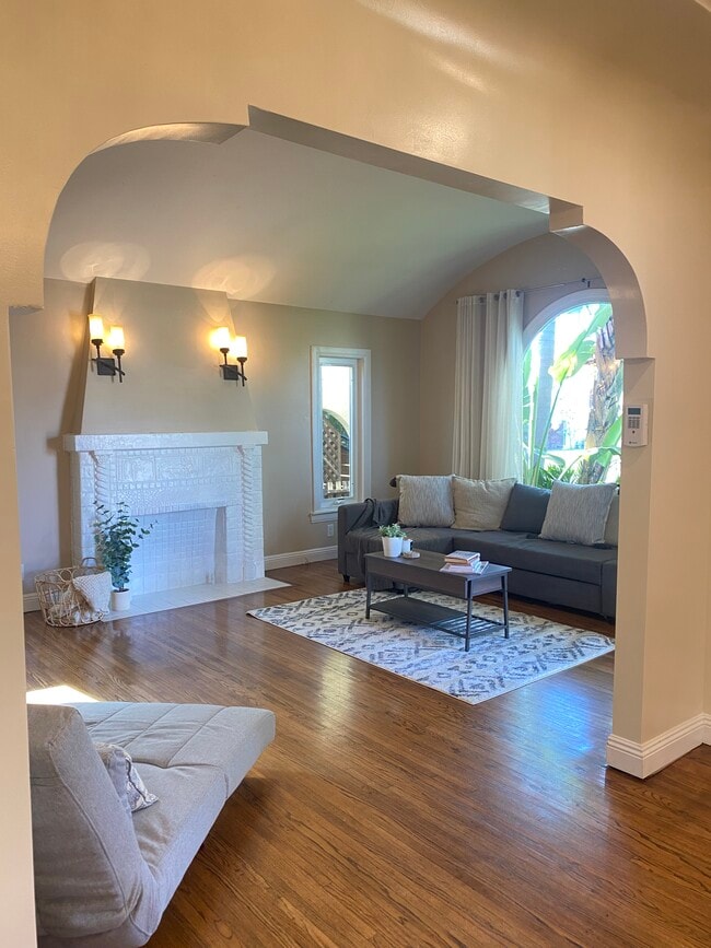 Faux FP in living room - 1350 Curson S Ave