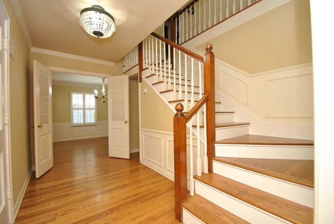 Photo - Stunning Colonial Revival in Bixby Knolls