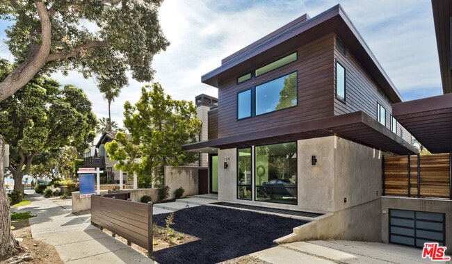 Photo - 139 Hollister Ave House