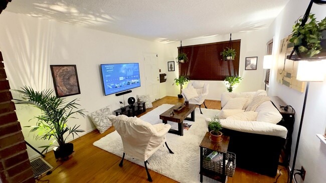 Building Photo - 878 Warren Ave Unit 3