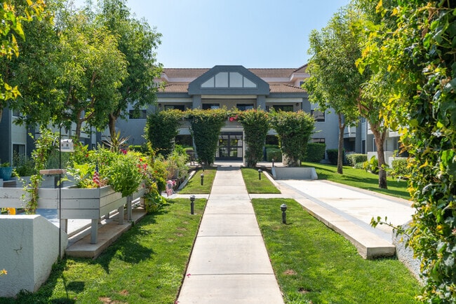 Courtyard & Resident Garden - Casa Grande Senior Apartment Homes