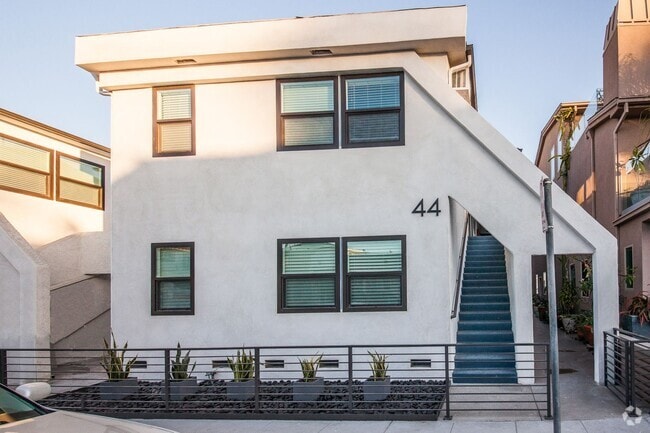 Building Photo - 1b Apartment in Belmont Shore across from ... Unit 52-08