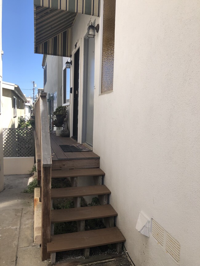 Entry - 207 Kelp St Apartments