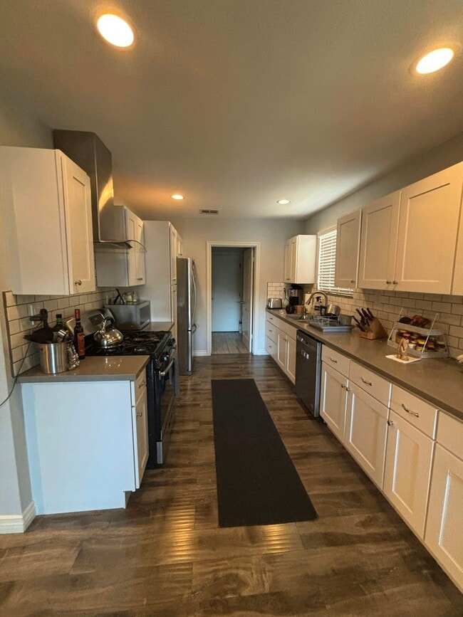 Photo - 16047 Tupper St