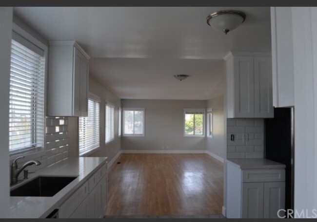 Hardwood floors. Living room - 820 9th St Apartments Unit Hermosa Duplex