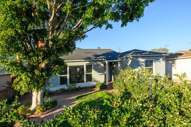 Photo - 16641 Gilmore St