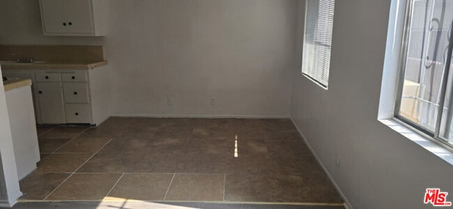 Photo - 2630 S La Salle Ave Unit 5