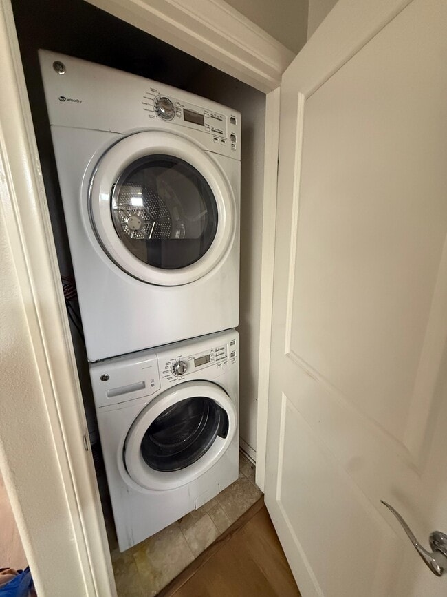 washer dyer in unit - 335 N Fenimore Ave