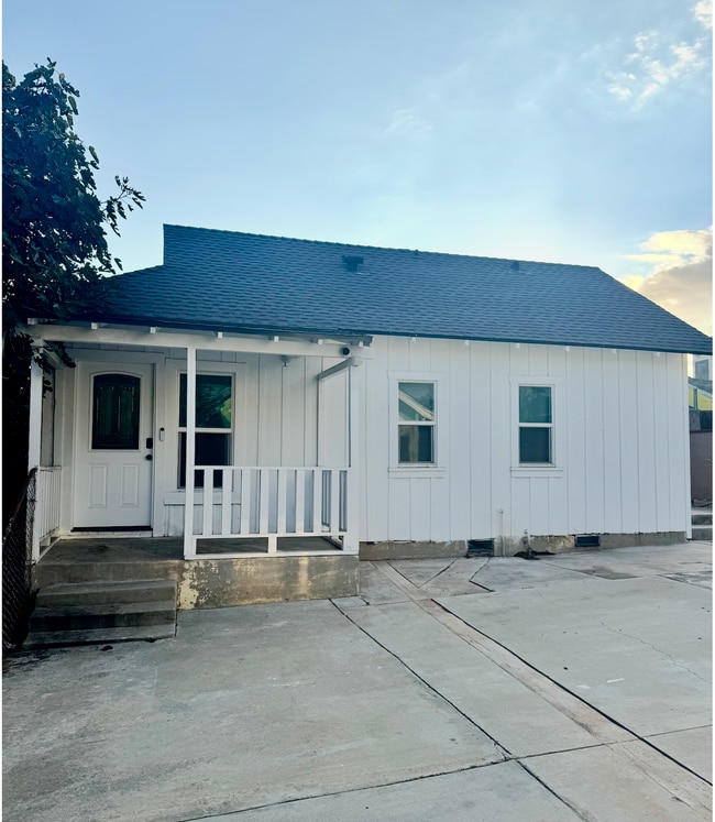 Photo - 3048 Guirado St Unit Back House