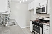 2BR, 2BA - 1,018SF - Kitchen - Azul Apartments