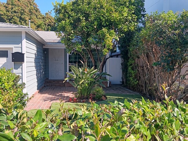 Building Photo - 2330 Frey Ave