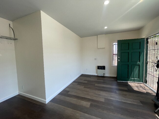 Building Photo - 2033 E 4th St Rental