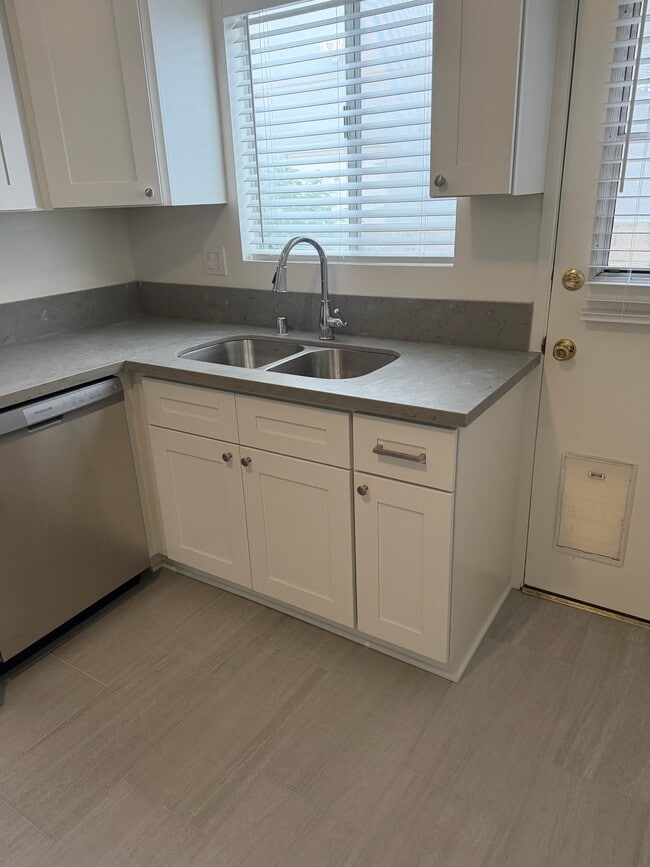 Photo - 2221 Curtis Ave Unit 3