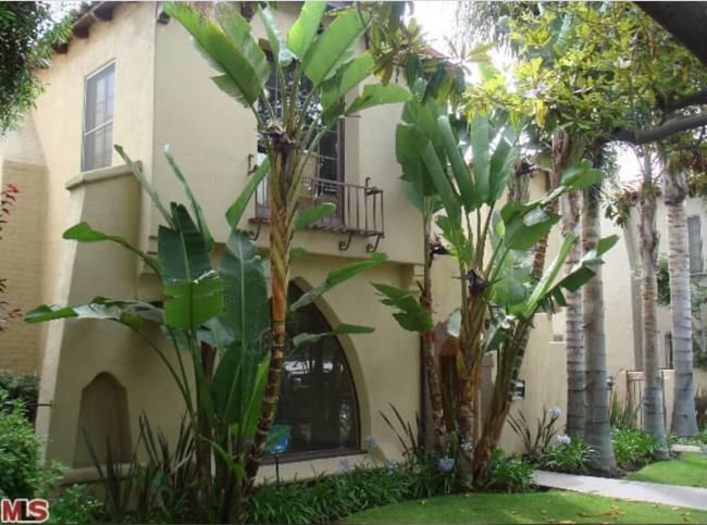 Beautiful Spanish Style Building - 438 Smithwood Dr Unit a