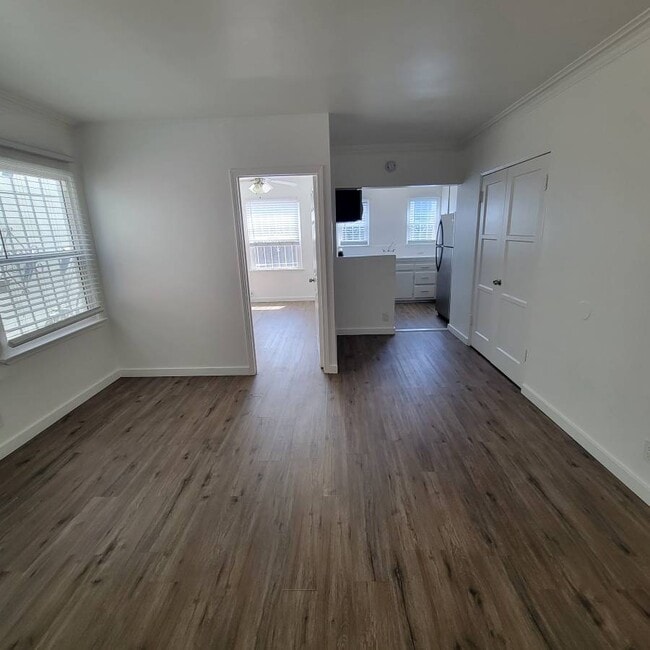 Building Photo - 5944 Melrose Ave Unit 3