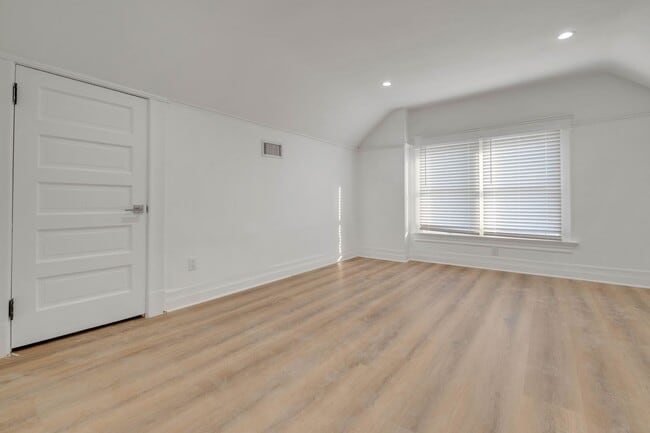 Photo - This spacious 1 bed, 1 bath apartment in a small, peaceful property in prime Lincoln Heights is n... Unit 2821 1/2