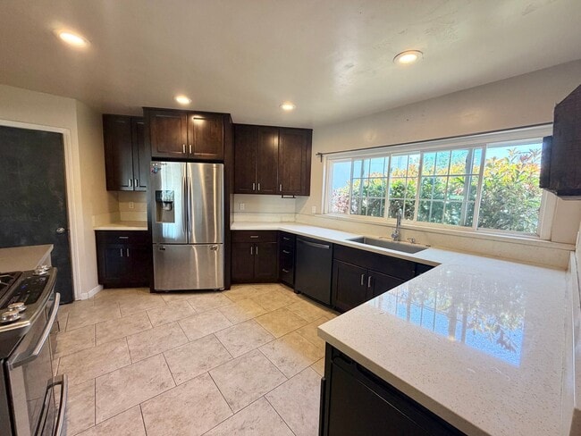 Building Photo - Spacious College Area Home with Garage and Backyard!