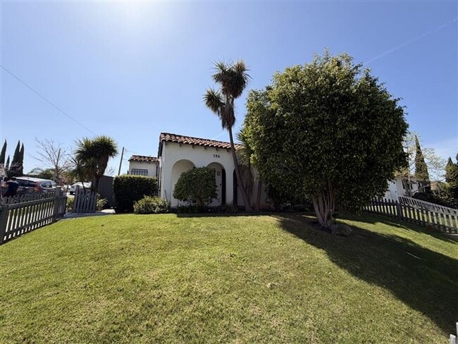 Building Photo - Charming 2 Bed Home with A/C, 2 Car Garage, Huge Yard & In-Unit Laundry