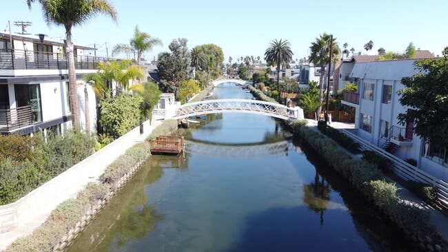 Venice Canal - 2010 Pacific Ave Unit #1