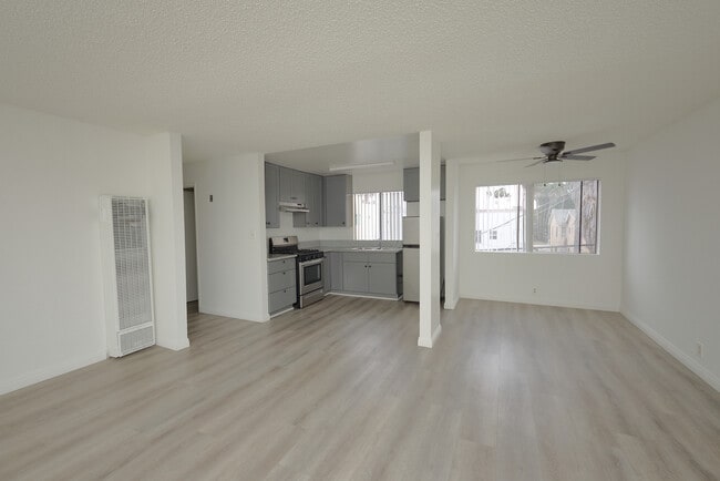 Building Photo - 1406 N Serrano Ave Unit 206