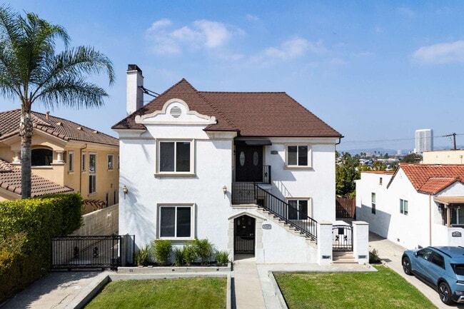 Building Photo - Stylishly Renovated Retro Duplex in the He...