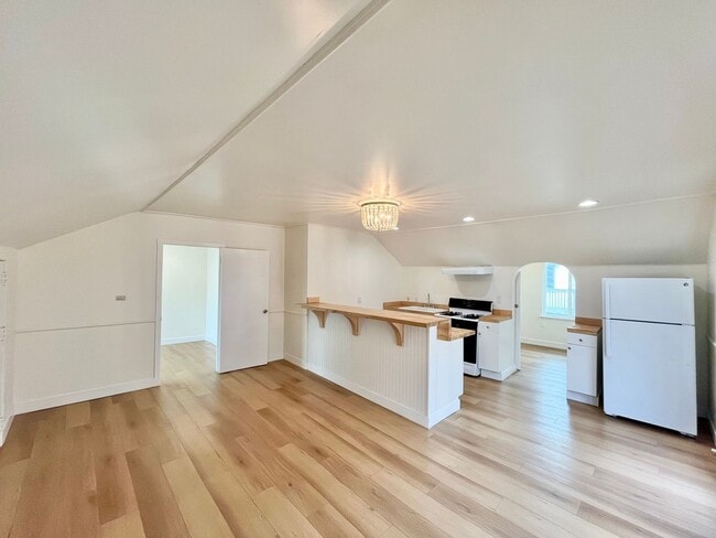 Building Photo - Upstairs 2 Bedroom Apartment with Extra St... Unit 3310 Columbia