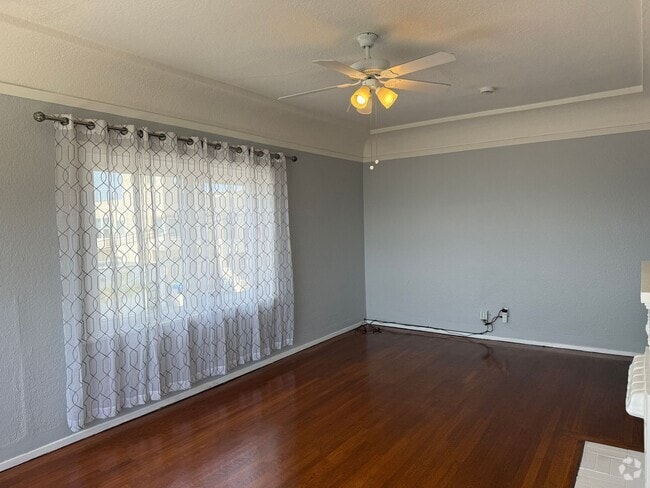 Building Photo - Beautiful 2 bedroom 1 bathroom upstairs ap... Unit 3066 Columbia Street Rental