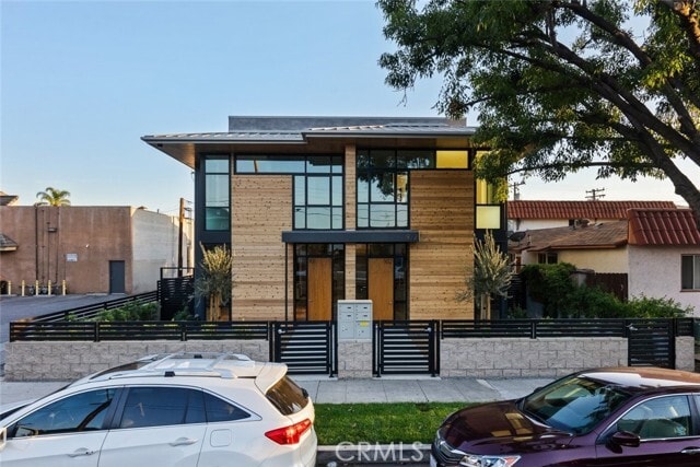 Building Photo - 922 W Clark Ave