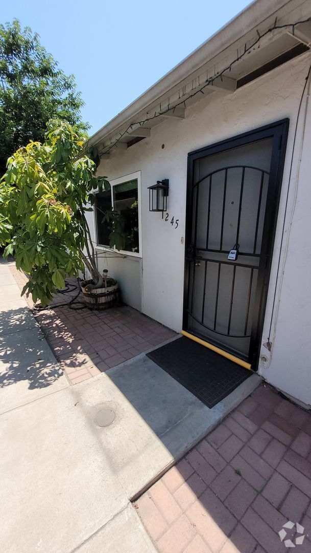 Building Photo - Renovated 2 Bed / 1 Bath Rental